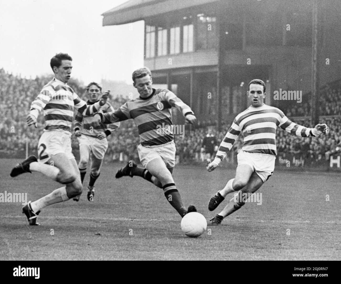 Glasgow, Schottland die keltischen Spieler Jim Craig (links) und John Clark (rechts) werden sich während des Spiels der Scottish League Division 1 hier am Samstag von Tommy Rae, dem Partick Thistle, absetzen. Celtic war wieder in Form und besiegte ihre Gegner mit 5:1-Toren. 16. Oktober 1967 Stockfoto