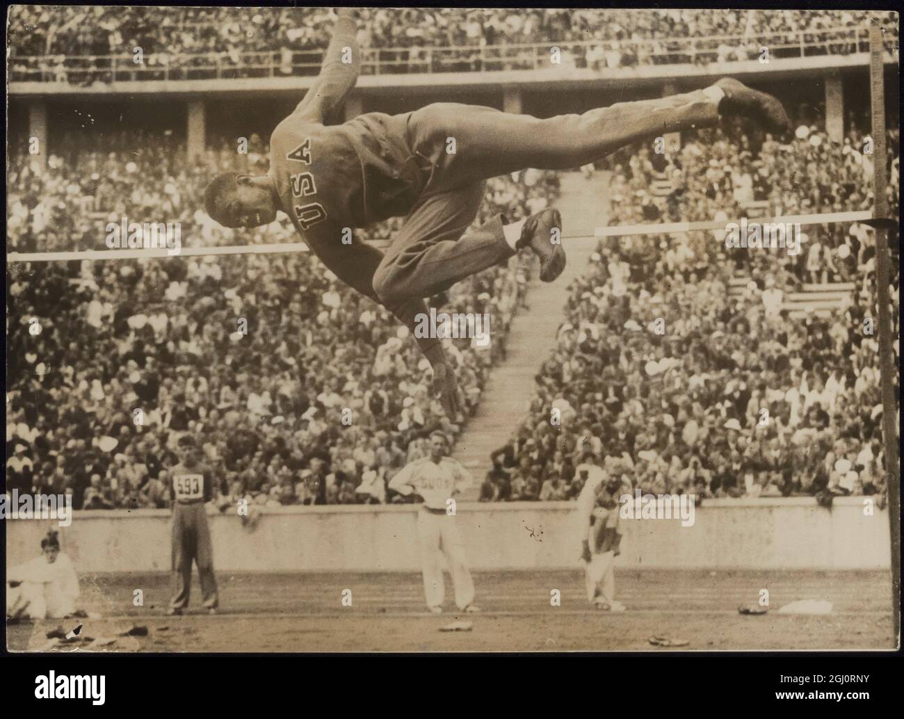 WELTREKORDBRECHER IN AKTION FOTO ZEIGT: - Ein großartiges Action-Bild von Cornelius Johnson, ein amerikanischer Athlet, so dass der Sprung von 6 Fuß 8 Zoll, die ihm den Sieg in den Olympischen Spielen High Jump Finale und etablierte eine neue Welt €™s Rekord. Berlin, Deutschland 4. August 1936 Stockfoto