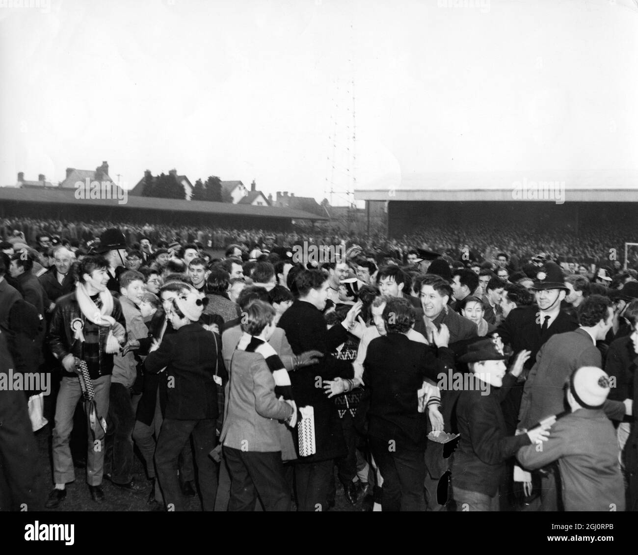 FUSSBALL: Oxford United verursachte den Schock der FA Cup fünften Runde Krawatten, als sie die erste Division Blackburn Rovers um 3 Tore zu 1 in Oxford schlagen. Hier sieht man jubelende Fans, die nach dem Spiel auf dem Spielfeld raiden. 15. Februar 1964 Stockfoto