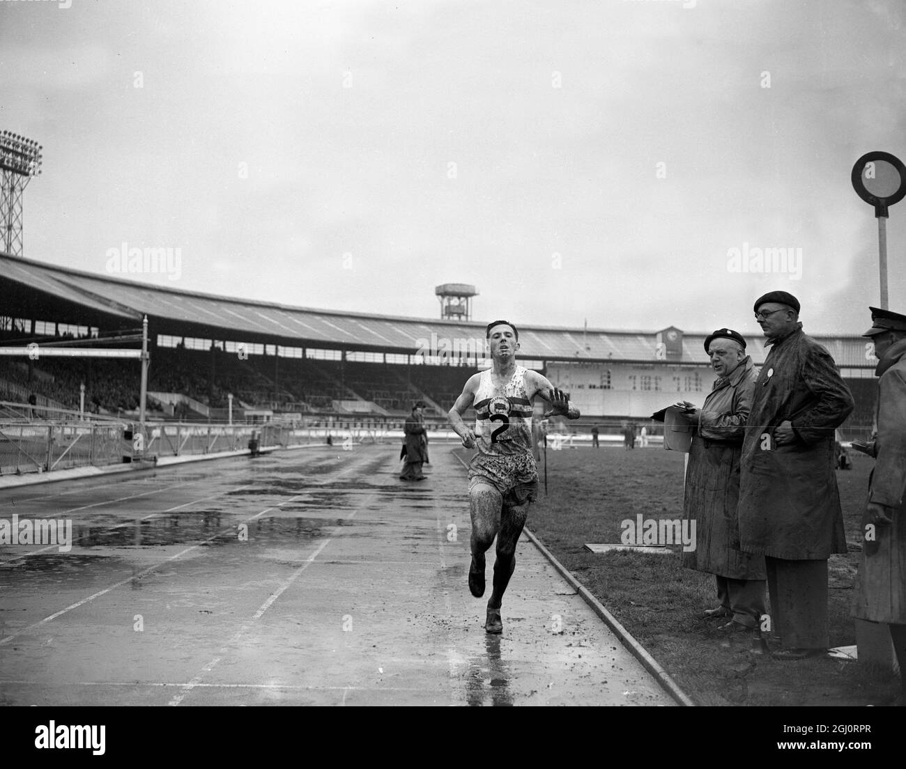 Walter Hesketh bricht in White City mit einer Zeit von 29 Minuten und 13.8 Sekunden den Rekord der britischen All-Comers im sechs-Meilen-Rennen. 6. August 1951 Stockfoto