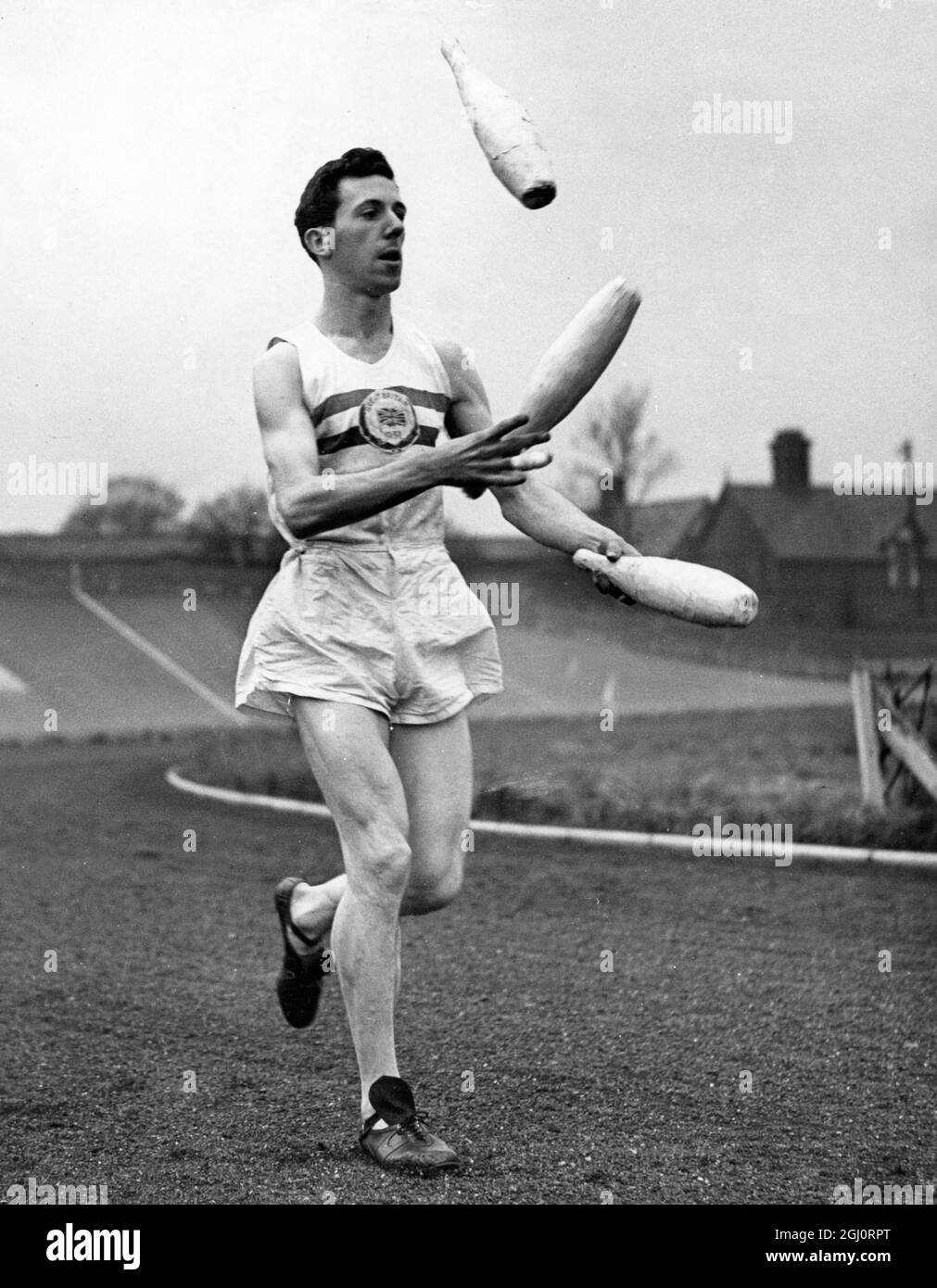 Der Jongliersportler ... Walter Hesketh - British Olympic Hope Walter Hesketh , Großbritanniens „Hoffnung“ auf die 10,000 Meter bei den bevorstehenden Olympischen Spielen - fand seinen Bürojob in Manchester zu zeitaufwandsend und wenn er rechtzeitig Höchstfitness erreichen wollte - müsste etwas getan werden, und er tat es .... In Erinnerung daran, dass sein Großvater ein Bühnenjongleur war, entschied Walter, dass er selbst in seine Fußstapfen treten sollte, und damit in der Lage wäre, zwei Vögel mit einem Stein zu töten - zB fit halten und trainieren für beide Arbeitsplätze zur gleichen Zeit. . Foto zeigt: Walter Heskethwer ist der Nationale Kreuzgraf Stockfoto