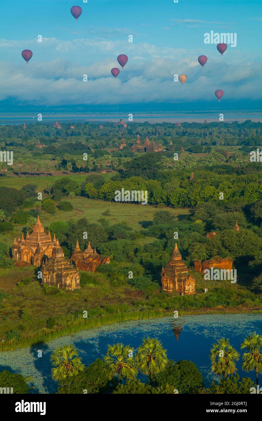 Heißluftballons, Morgenansicht der Tempel von Bagan, Myanmar. Stockfoto