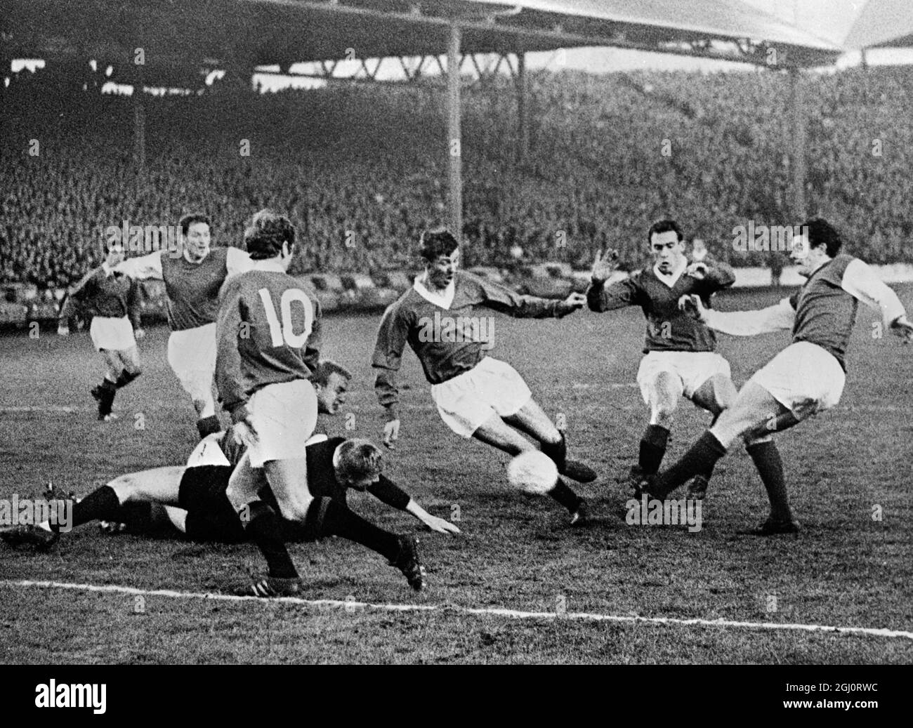 Ein Gerangel in der Hibernischen Toröffnung als Torhüter Willie Wilson (auf dem Boden) versucht, den Ball von Alex Ferguson mit Alex Willoughby (No 10) und Andy Penman in der Nähe während des Hibernian gegen Rangers Spiel im Ibrox Park, Glasgow, Schottland 25 November 1967 abrufen. Das Spiel endete mit einem 2:0-Sieg für die Glasgow Rangers. 27. November 1967 Stockfoto