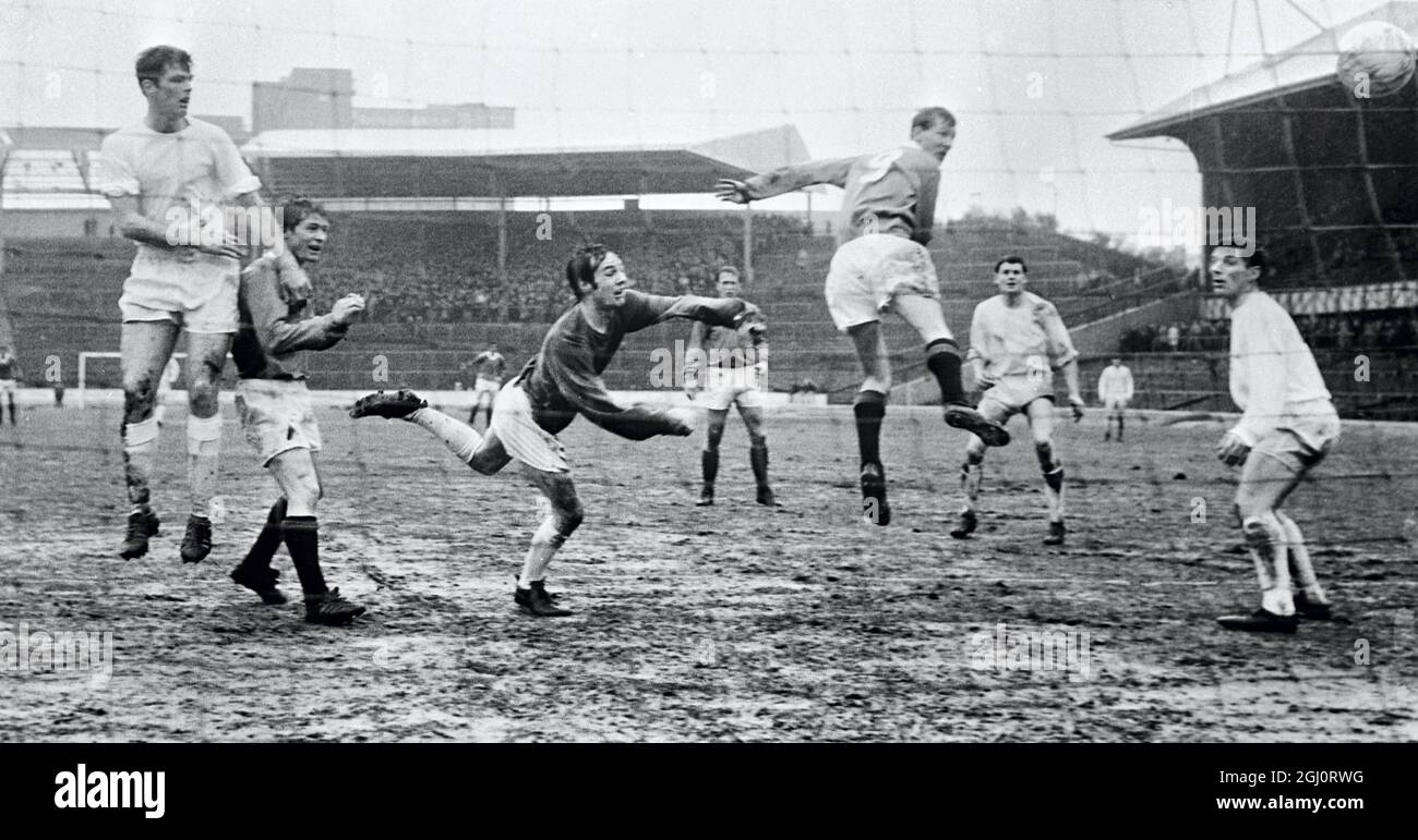 Alex Ferguson ( No 9 ) Köpfe Glasgow Rangers erstes Tor gegen Stirling Albion in Ibrox Park , Glasgow , Schottland Samstag 16 März 1968 . Die Rangers gewannen mit fünf Toren auf Null. 18. März 1968 Stockfoto