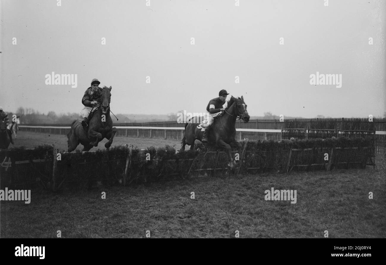 HORSE RACEING BEIM STREAT-HANDICAP-HÜRDENLAUF IN PLUMPTON 4. JANUAR 1960 Stockfoto