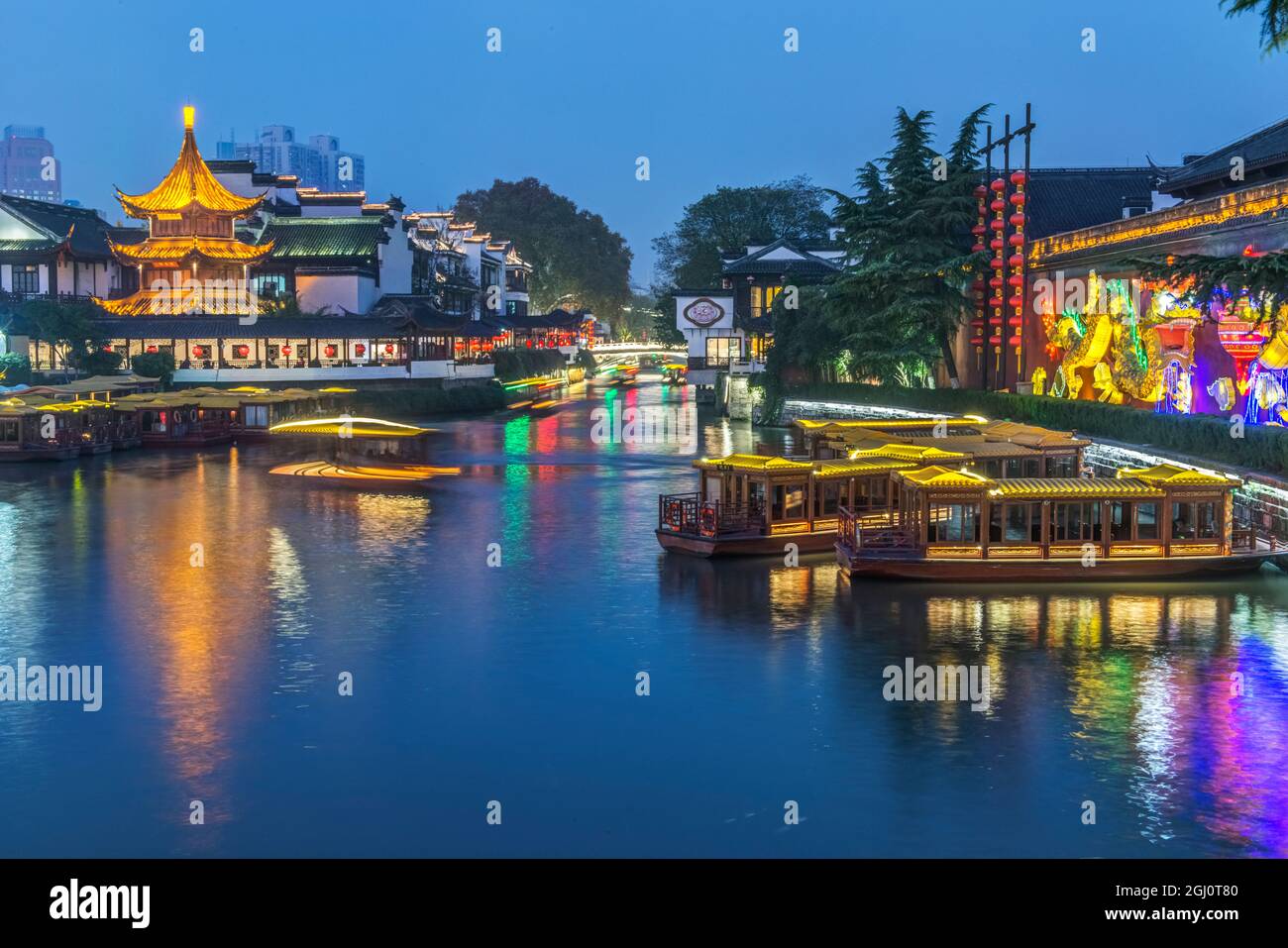 China, Jiangsu, Nanjing. Qinhuai River in der Dämmerung. Stockfoto