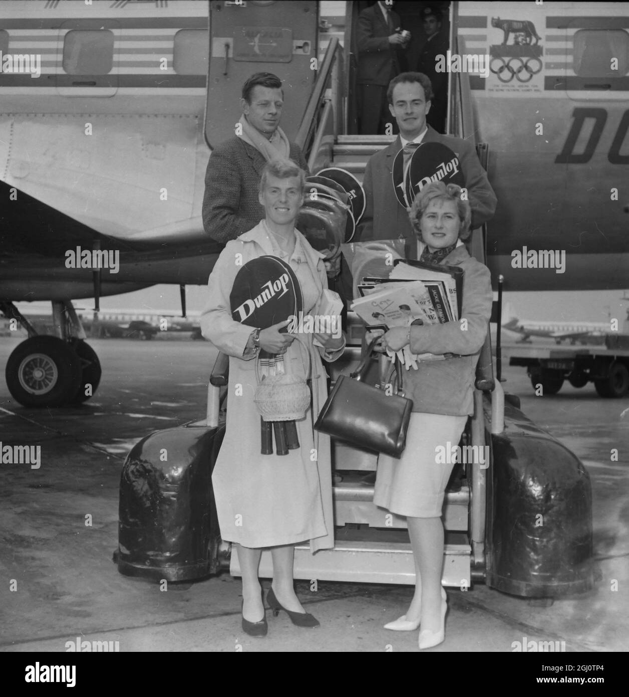 DAS BRITISCHE TENNISSPIELTEAM BILLY KNIGHT , BOBBY WILSON , ANN HAYDON-JONES UND SHIRLEY BRASHER AUF DEM WEG NACH ROM AM 2. MAI 1960 Stockfoto