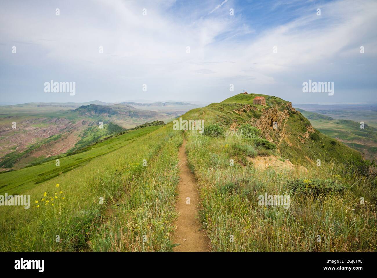 Georgia, Davit Gareja. Davit Gareja Kloster, Udabno Klostergebäude auf dem Kamm. Stockfoto