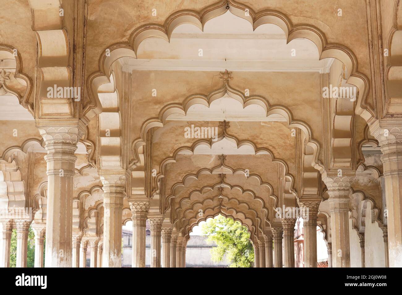 Indien, Uttar Pradesh, Agra, Agra Fort (Red Fort). Das Innere des Roten Forts hat viele dekorative Passagen. Stockfoto