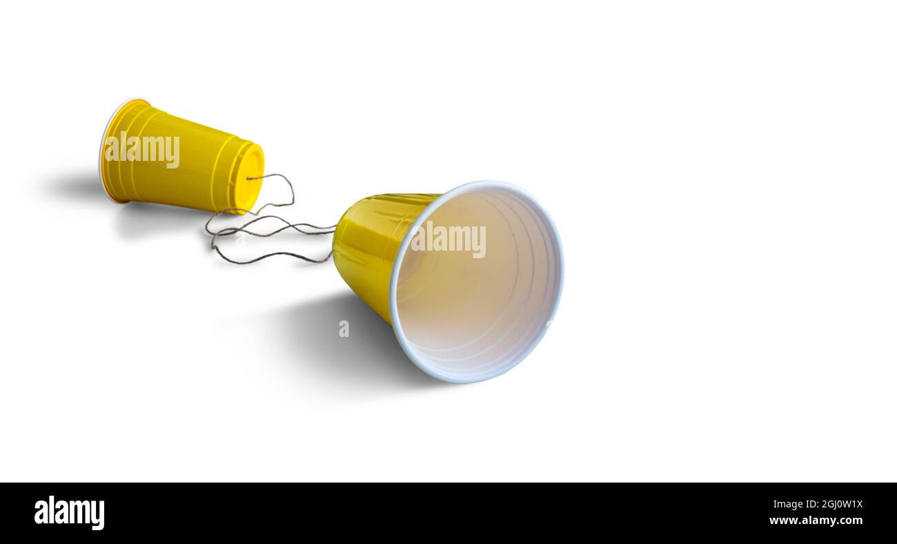 Comunication Gelbe Plastikbecher mit Schnur isoliert auf weißem Hintergrund Stockfoto