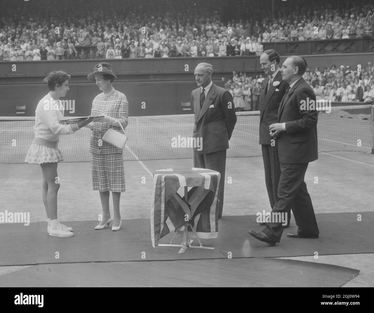 MARIA BUENO HERZOGIN VON KENT MIT TROPHÄE - TENNIS BEI WIMBLEDON CHAMPIONSHIPS 2. JULI 1960 Stockfoto