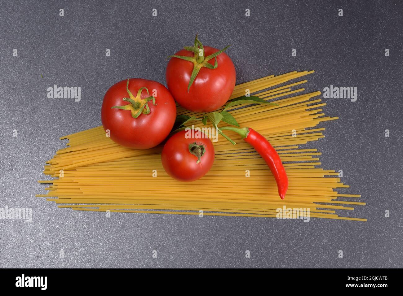 Zutaten zum Kochen Tomaten Spaghetti und Pfeffer Stockfoto