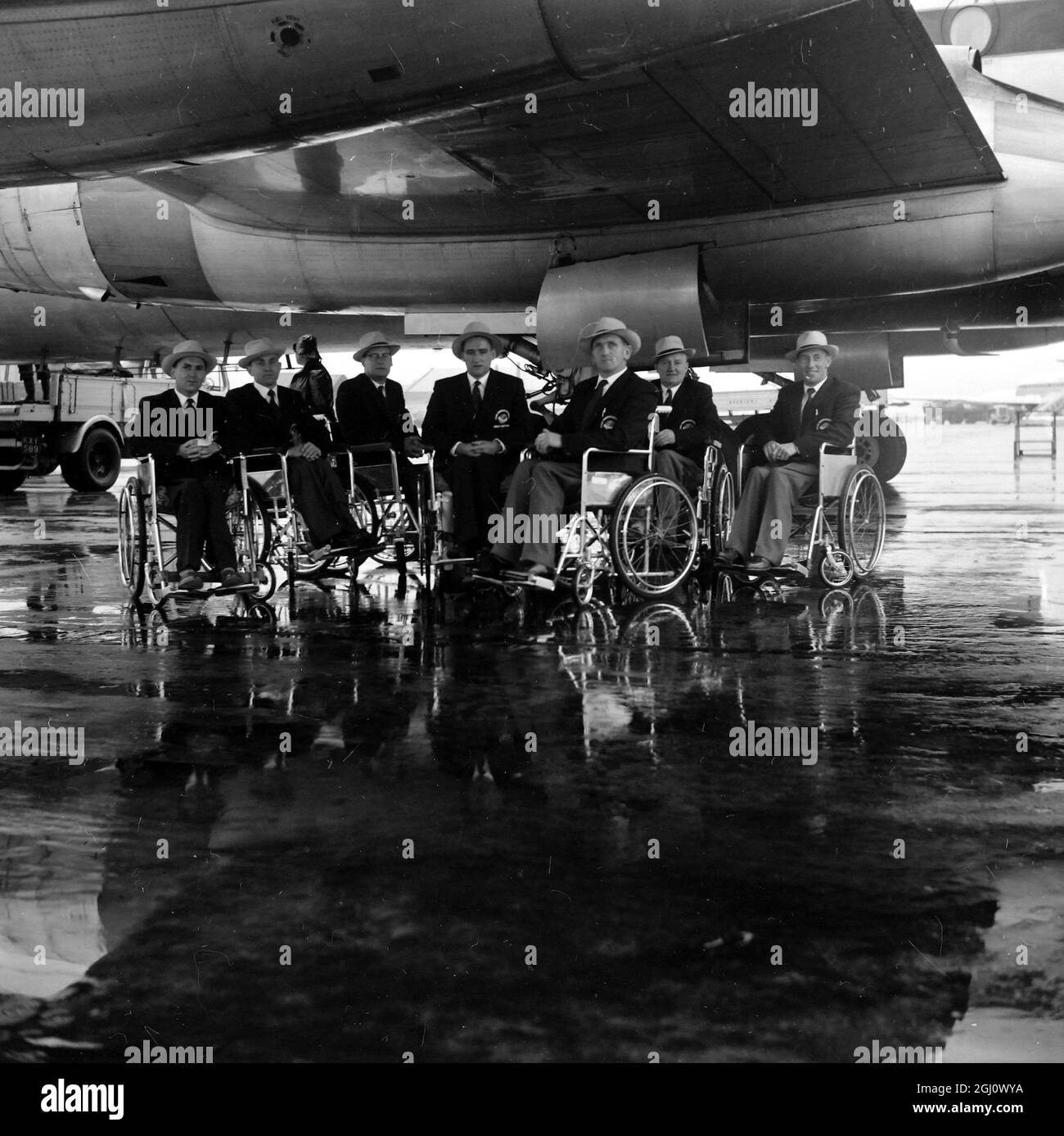 Sieben der 51 behinderten britischen Konkurrenten, die London verließen, um an den internationalen Paraplegiker-Spielen von Stoke Mandeville im Olympiastadion in Rom teilzunehmen. September 1960 Stockfoto