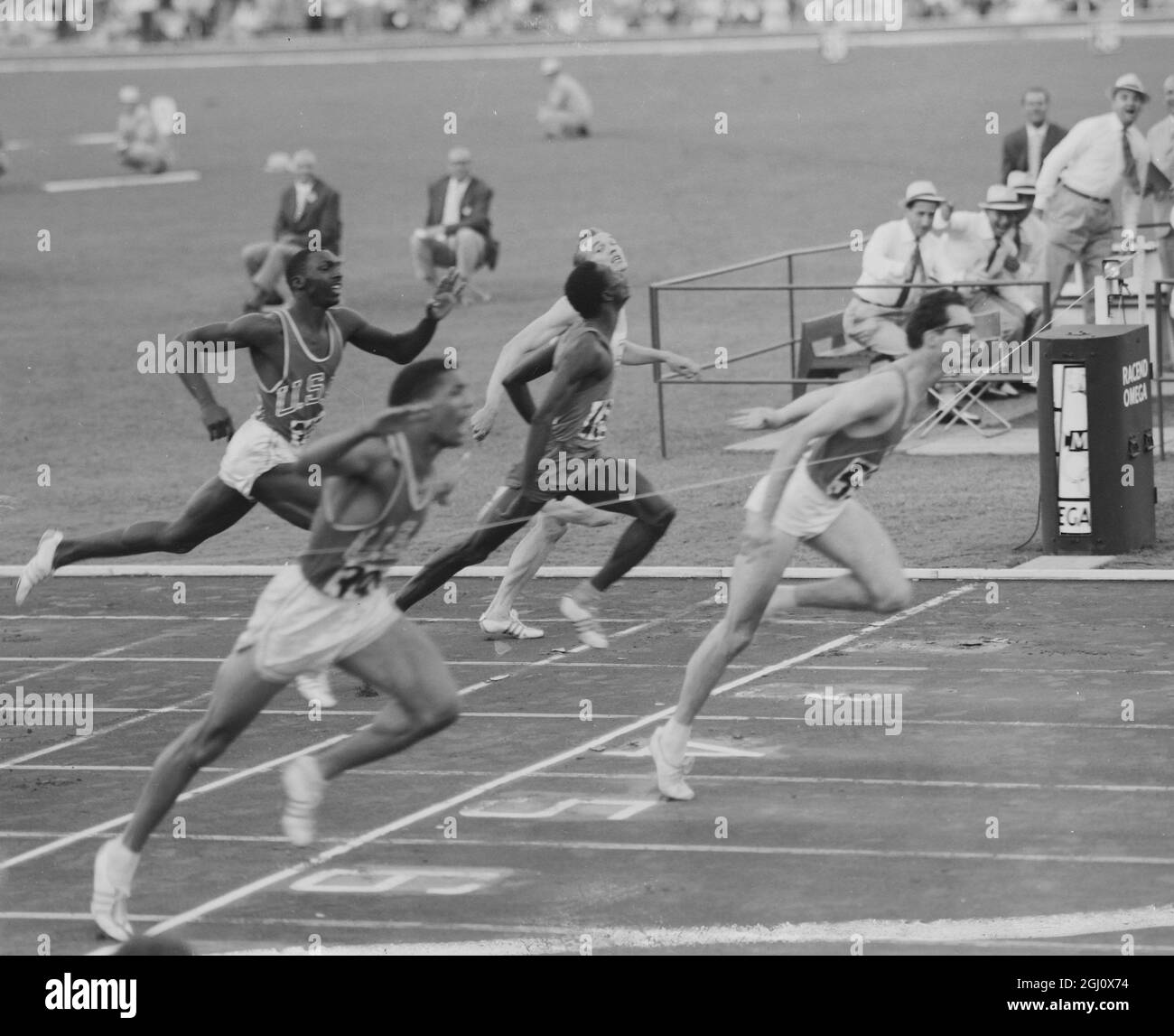 OLYMPISCHE SPIELE - ROM , ITALIEN 200 M MÄNNER FINALE - Livio Berruti (Italien) 20.5, Lester Carney (USA) 20.6 und Abdul Seye (Frankreich) 20.7 4 SEPTEMBER 1960 Stockfoto
