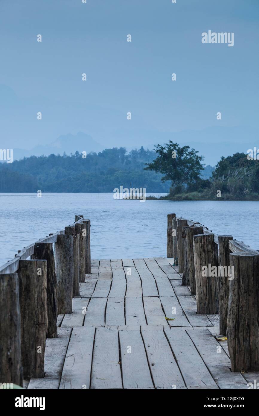 Laos, Sainyabuli. Pier, Nam Tien Reservoir. Stockfoto