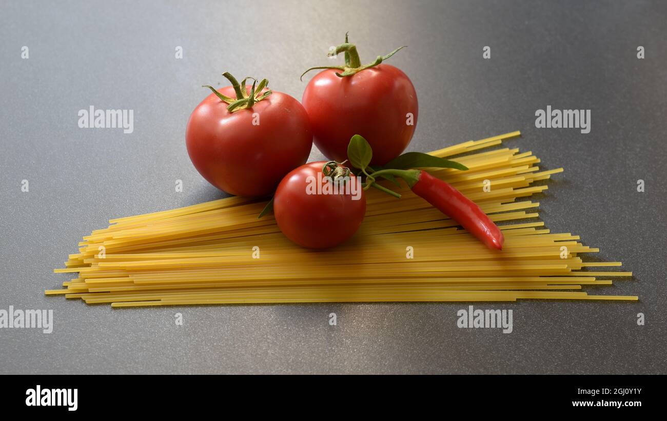 Zutaten zum Kochen Tomaten Spaghetti und Pfeffer Stockfoto