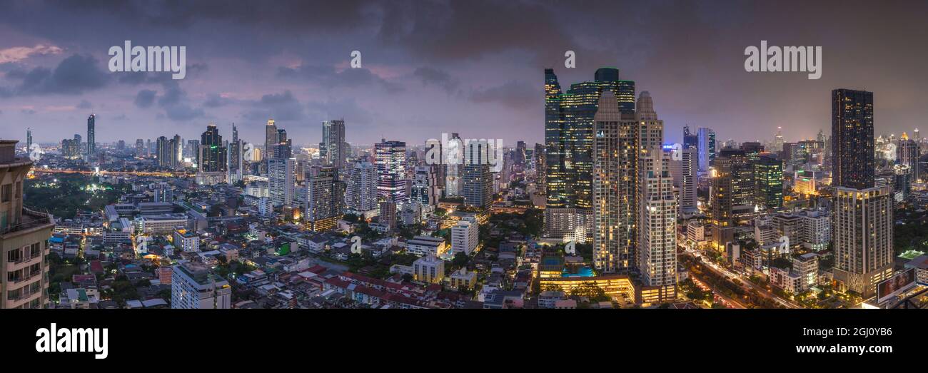 Thailand, Bangkok. Silom, Blick auf die Skyline in der Abenddämmerung. Stockfoto