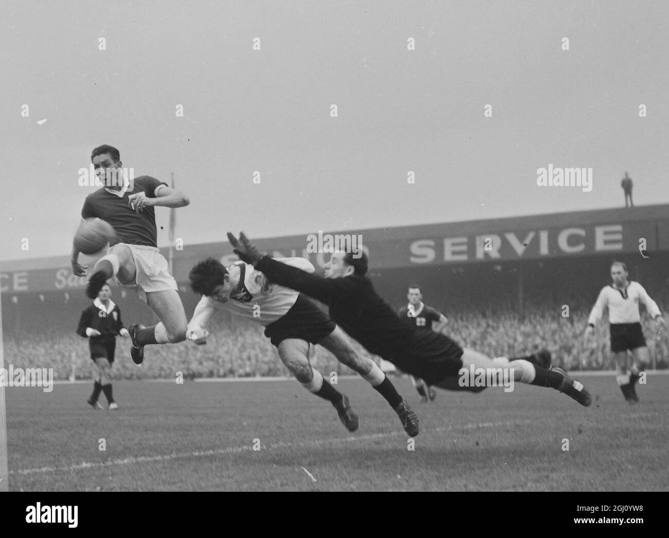 FOOTBALL N IRELAND V W GERMANY MCADAMS ERZIELT AM 26. OKTOBER 1960 EIN TOR Stockfoto