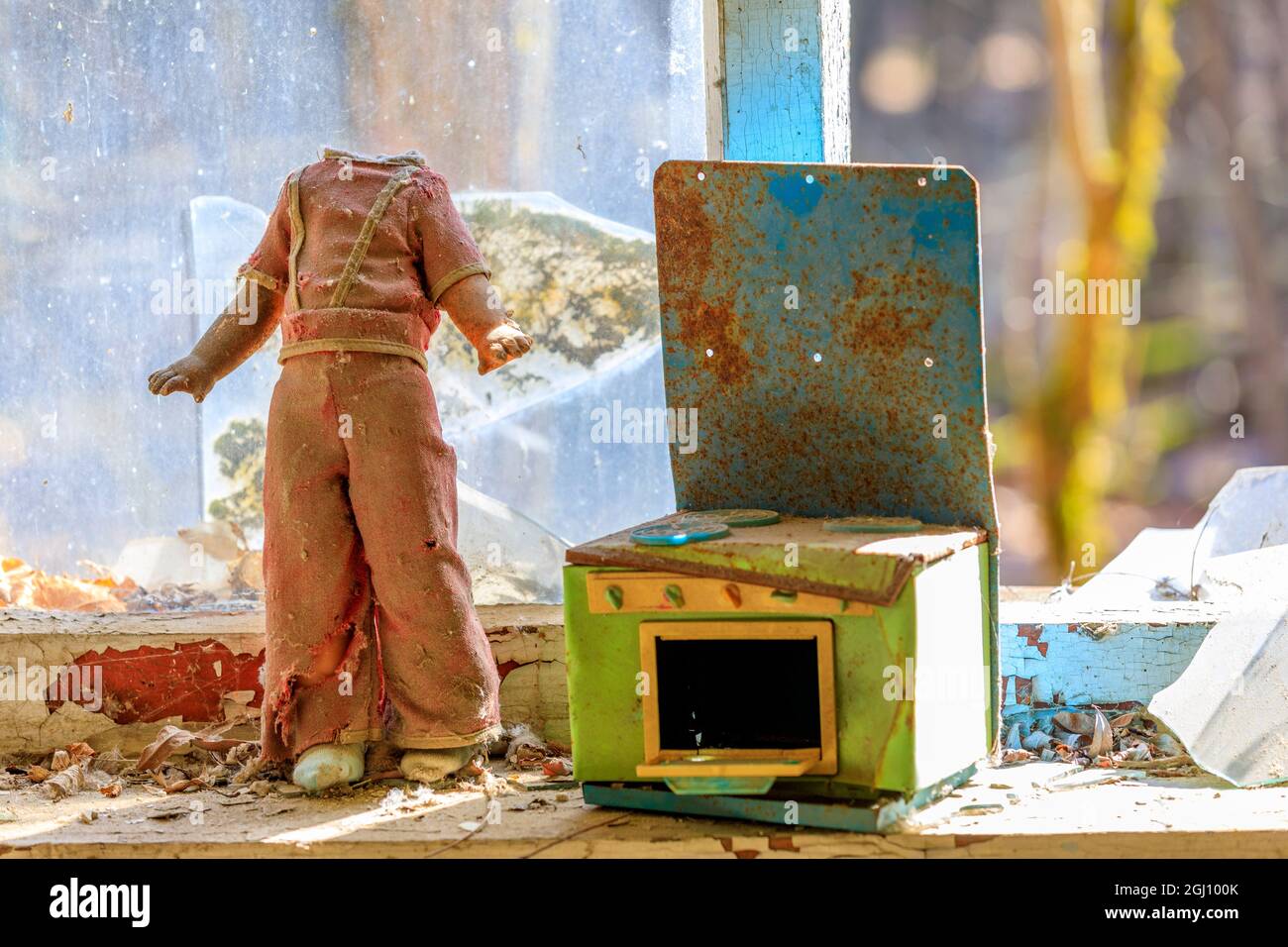 Ukraine, Pripjat, Tschernobyl. Kinderspielzeug, kopflose Puppe. Stockfoto