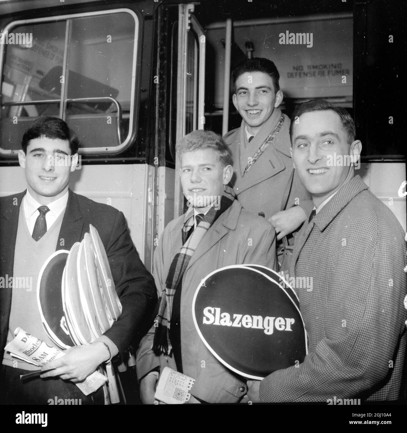 BRITISCHE RASENTENNISMANNSCHAFT: MARK COX, JOHN BARRETT UND STANLEY MATTHEWS 22. FEBRUAR 1961 Stockfoto