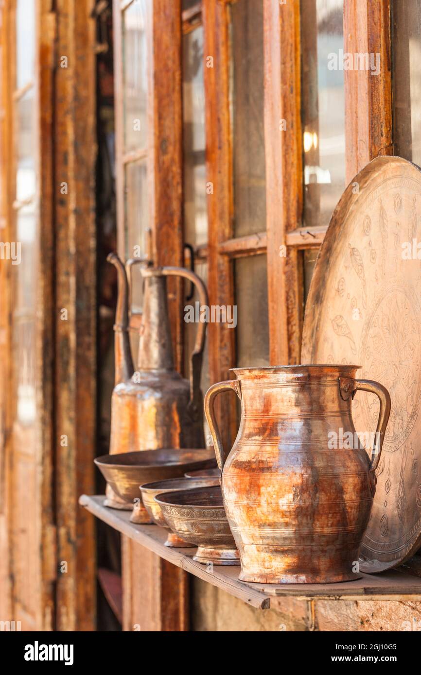 Aserbaidschan, Lahic. Handgefertigte Metallarbeiten in der Werkstatt des Metallarbeiters Stockfoto