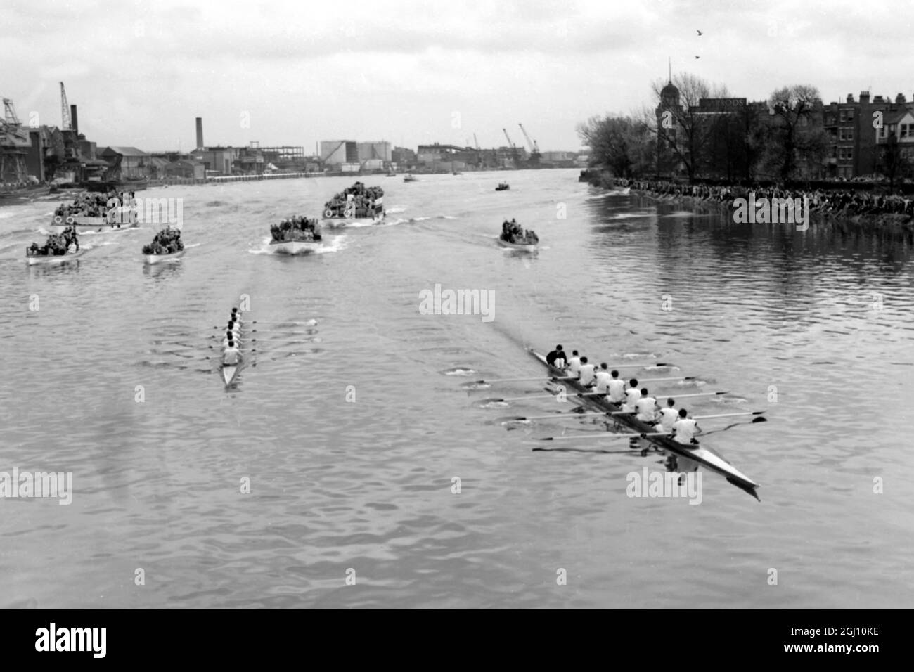 1. APRIL 1961 CAMBRIDGE GEWINNT DAS BOOTSRENNEN DER OXFORD-CAMBRIDGE UNIVERSITY IN LONDON, ENGLAND. Stockfoto