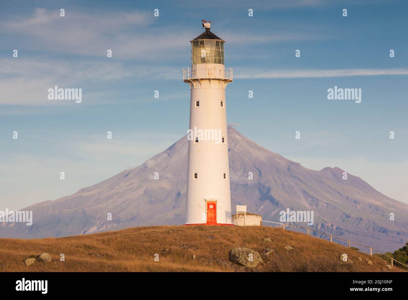 Neuseeland, Nordinsel, New Plymouth-Bereich, Pungarehu, Cape Egmont Leuchtturm und Mt. Taranaki, Dämmerung Stockfoto