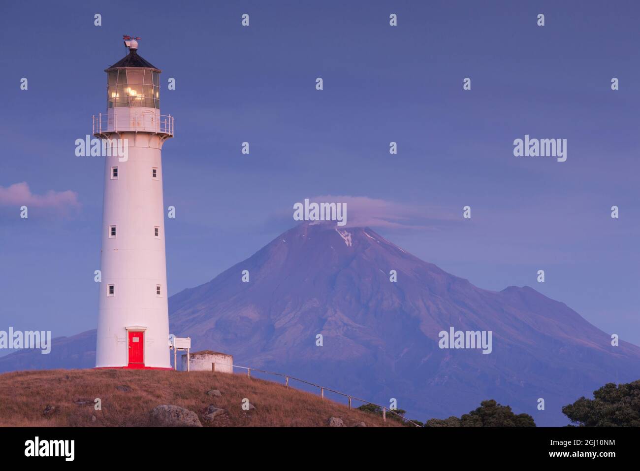 Neuseeland, Nordinsel, New Plymouth-Bereich, Pungarehu, Cape Egmont Leuchtturm und Mt. Taranaki, Dämmerung Stockfoto