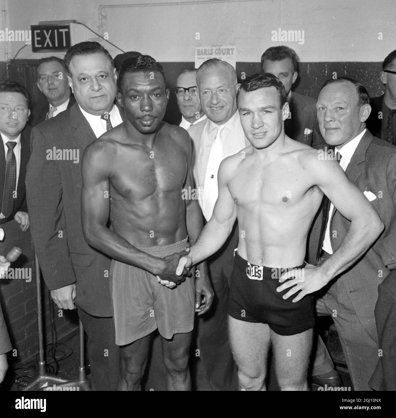 BOXEN JOE BROWN MIT DAVE CHARNLEY WIEGEN EIN - 18. APRIL 1961 Stockfoto