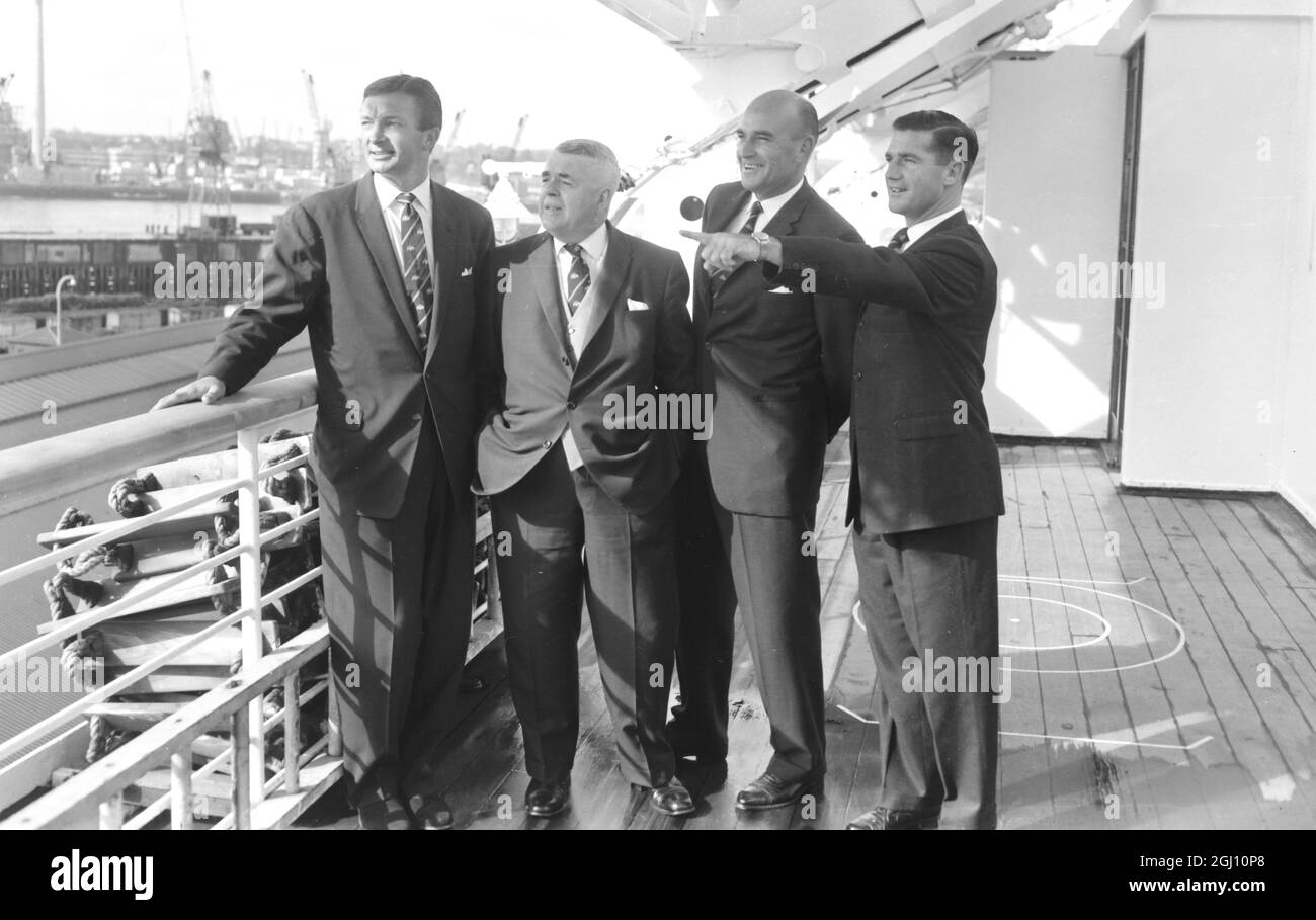 NEIL HARVEY TOURISTEN DER AUSTRALISCHEN CRICKET-NATIONALMANNSCHAFT IN TILBURY, ESSEX 21. APRIL 1961 Stockfoto