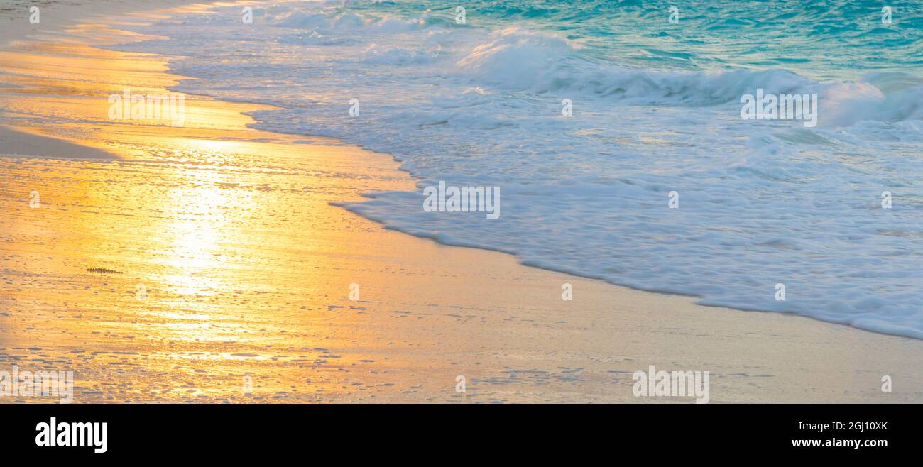 Bahamas, Little Exuma Island. Sonnenuntergang am Strand. Kredit als: Don Paulson / Jaynes Gallery / DanitaDelimont.com Stockfoto