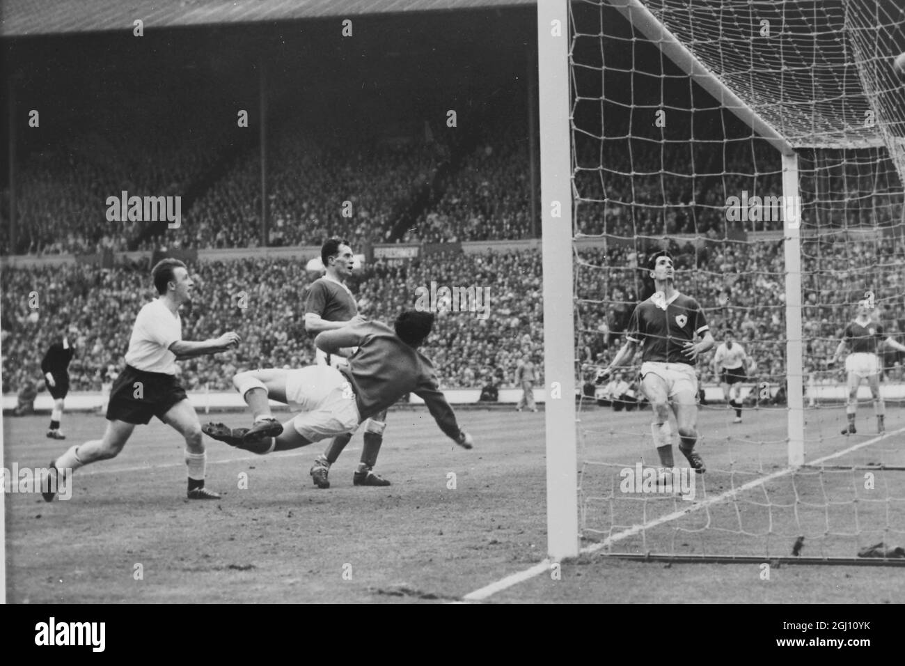 Terry Dyson , links, Tottenham Hotspur 's außen-links, Kopf über die Querlatte im FA Cup Finale gegen Leicester City im Wembley Stadium . Tottenham gewann 2-0, um FA Cup Victory zu ihrer Liga-Meisterschaft 6. MAI 1961 hinzuzufügen Stockfoto