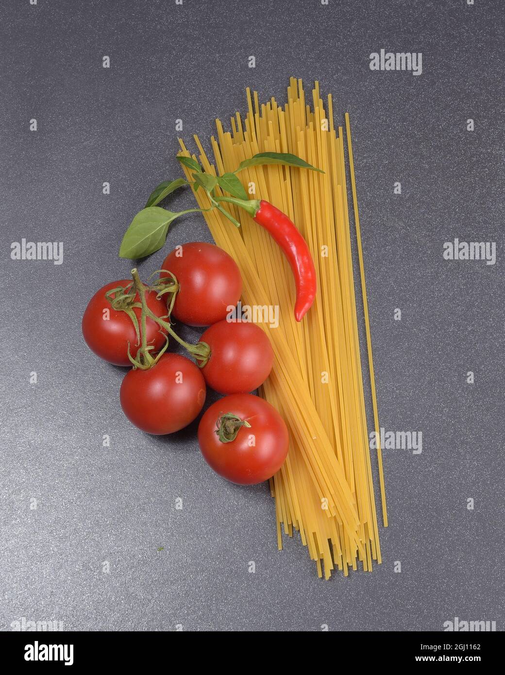 Zutaten zum Kochen Tomaten Spaghetti und Pfeffer Stockfoto