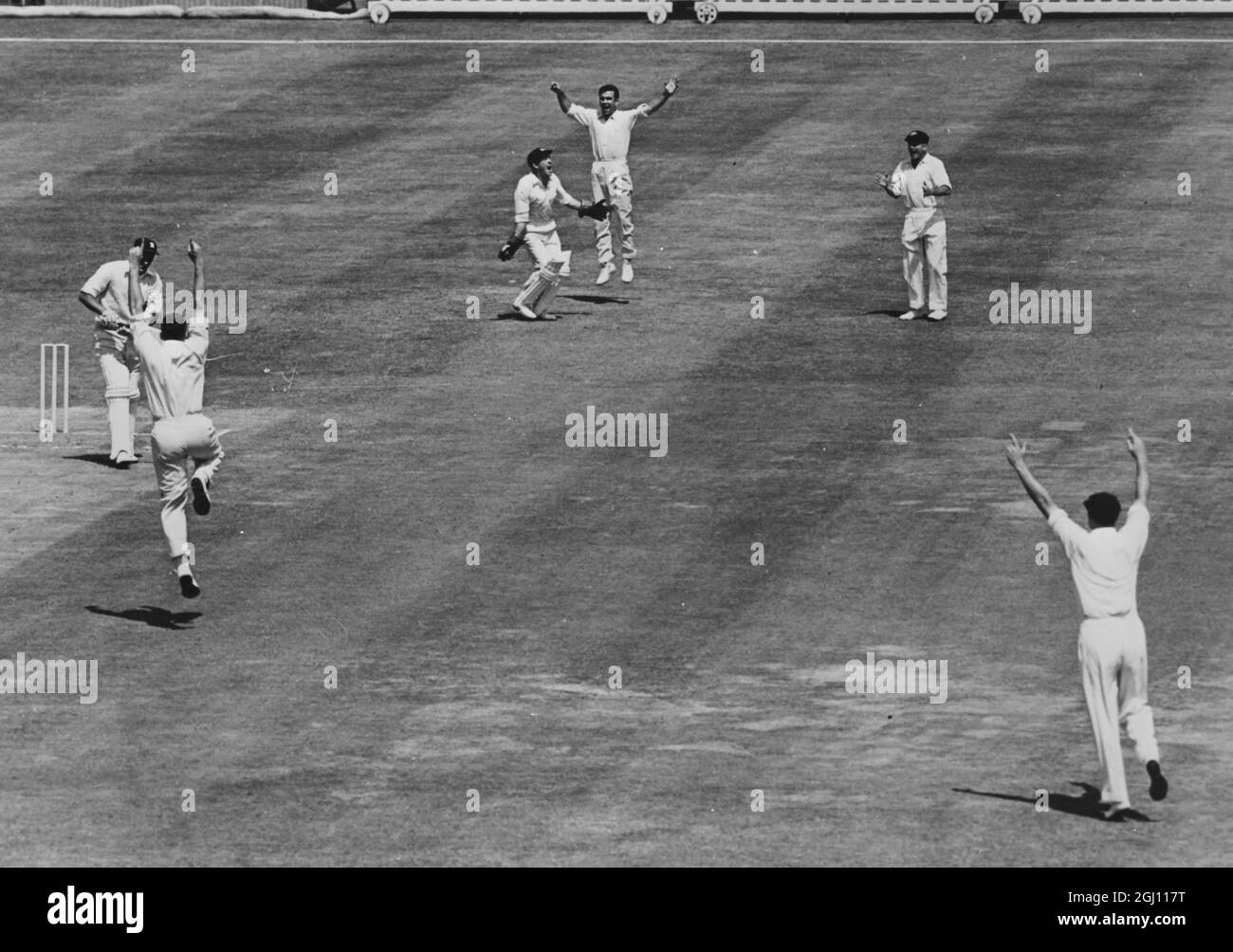 CRICKET-SPIEL ENGLAND V AUSTRALIEN FUGEN WALLY FÄNGT SUBBA-REIHE - 24. JUNI 1961 Stockfoto