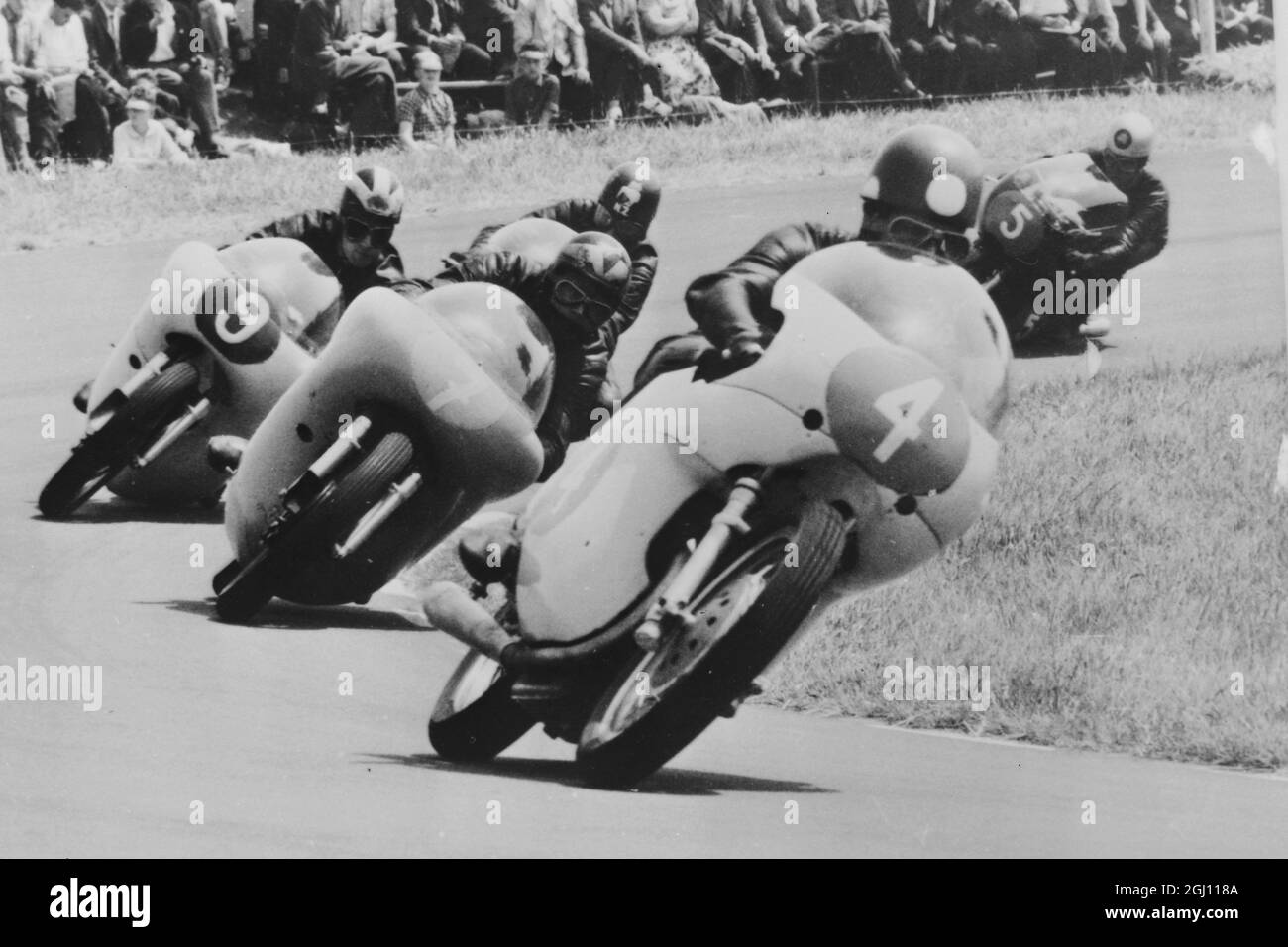 Eine Gruppe von Fahrern unter der Führung des Italieners Vittorio Brambilla auf einer Bianchi, durchfährt eine Haarnadelkurve während der 350 ccm großen Veranstaltung der niederländischen TT-Rennen, die am 24. Juni 1961 in Assen, Holland, stattfand. Dieses Ereignis wurde von Gary Hocking, aus Rhodesien, ON und dem italienischen MV gewonnen. Hocking gewann auch die 500cc Veranstaltung, auch auf einem MV. 26. JUNI 1961 Stockfoto