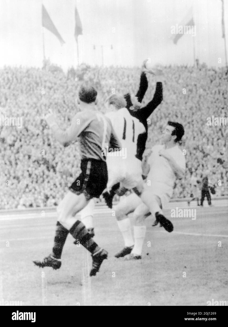 FUSSBALLSPIELER FRANOZA SPURS VS POLEN FUSSBALL - TORWART KOSTAKA - 14. SEPTEMBER 1961 Stockfoto