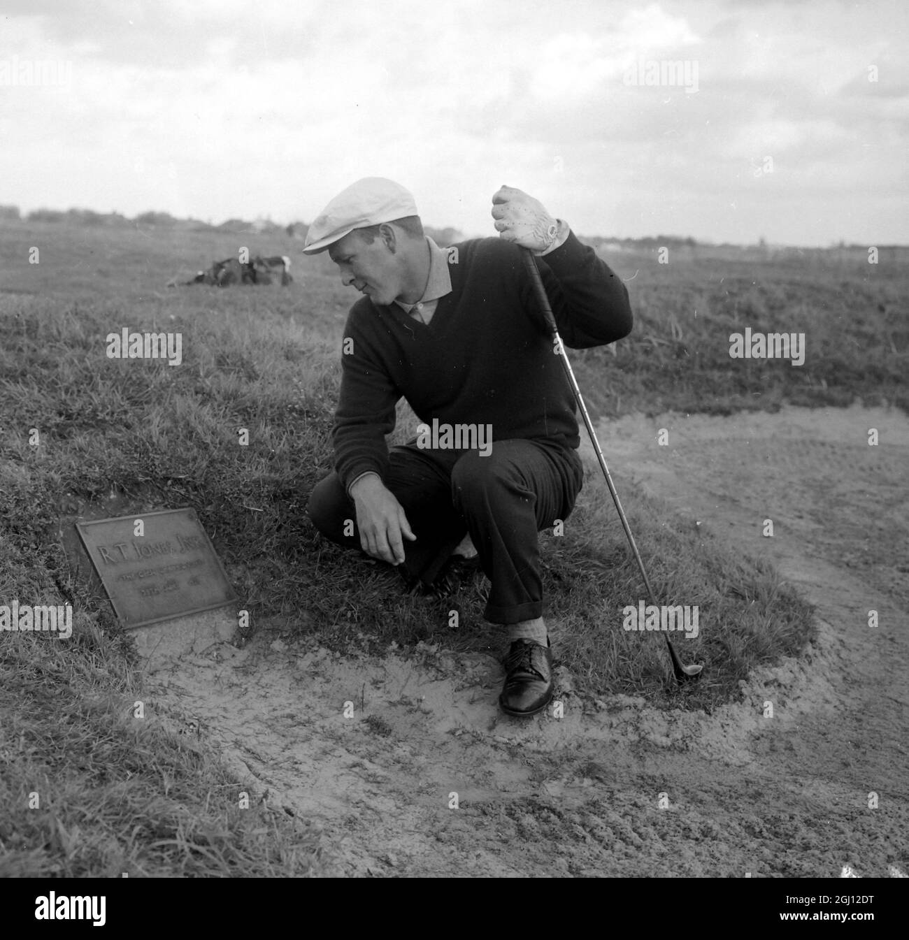 GOLF RYDER CUP ÜBEN PALMER BLICK AUF PLAKETTE IM BUNKER 12 OKTOBER 1961 Stockfoto