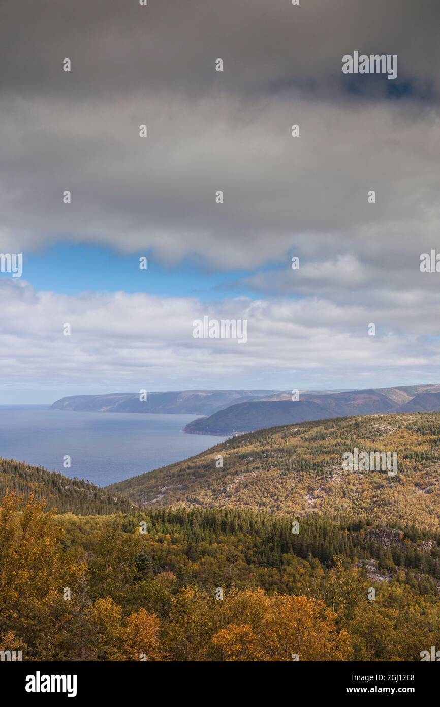 Kanada, Nova Scotia, Cabot Trail. Pleasant Bay, Cape Breton Highlands National Park, erhöhter Blick auf Pleasant Bay. Stockfoto