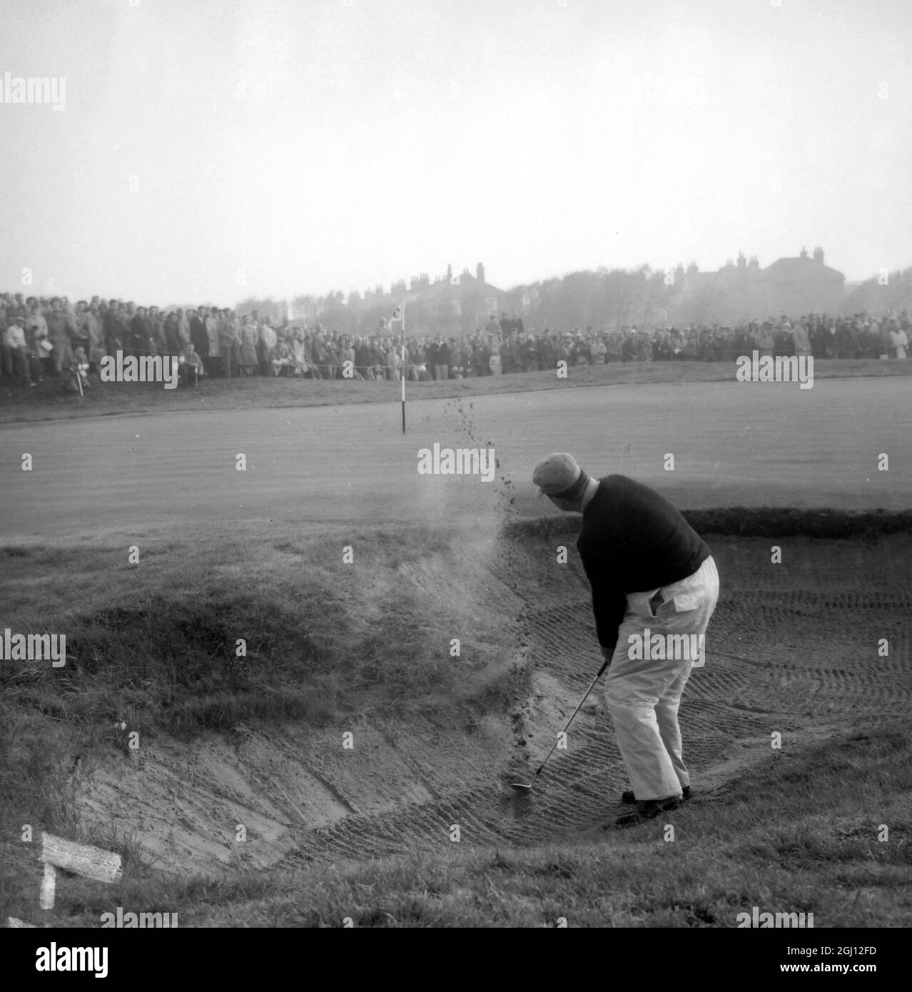 GOLF RYDER CUP CASPER STEIGT AUS BUNKER BEI RYDER CUP GOLF TURNIER - LYTHAM ST. ANNES, LANCASHIRE 15. OKTOBER 1961 Stockfoto