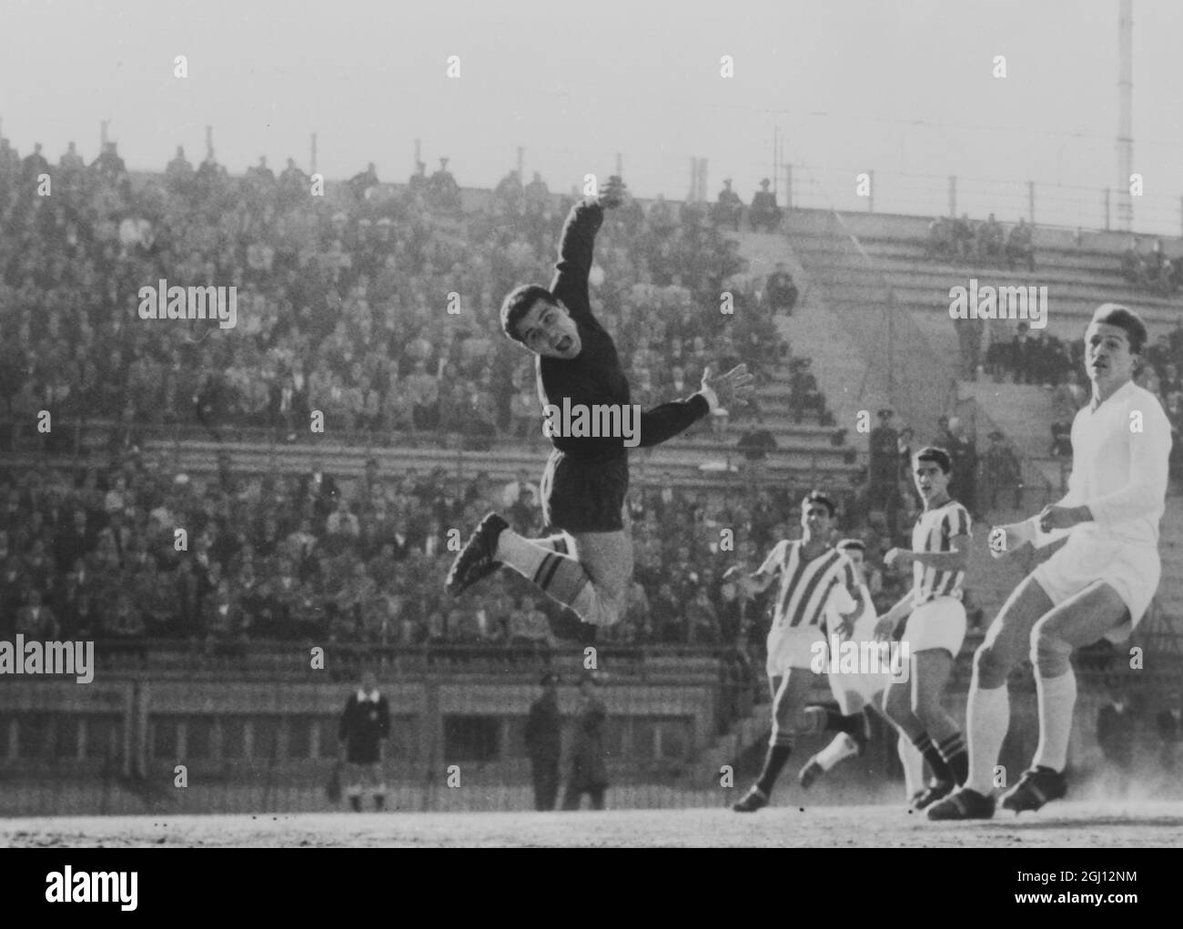 FUSSBALL-EUROPAMEISTERSCHAFT GRIECHISCH V CZECHSLOVAKIA TSCHECHEN ERSTES TOR 24. NOVEMBER 1961 Stockfoto