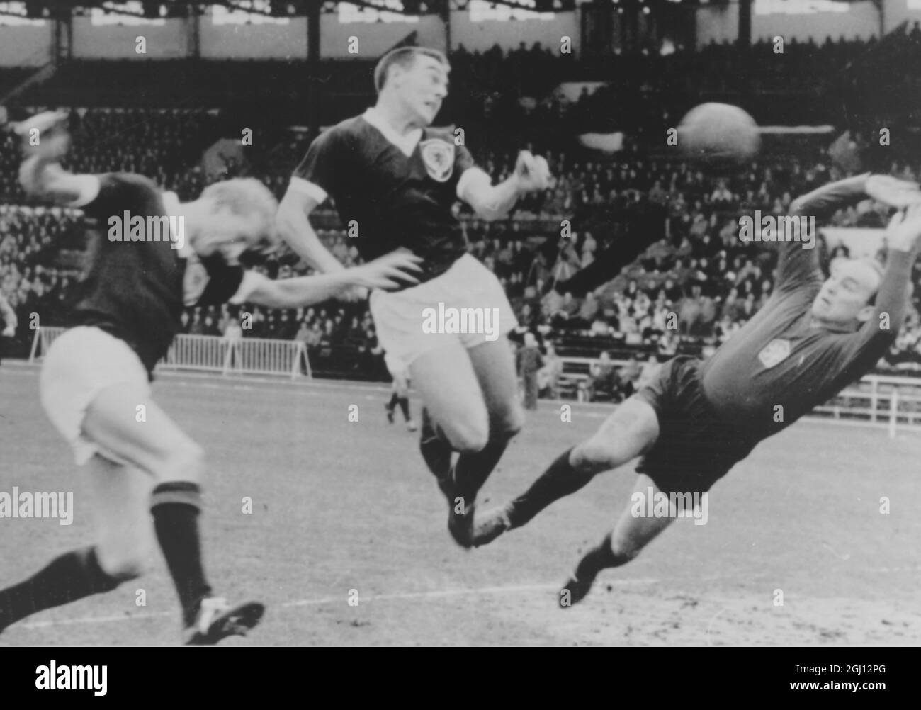 FUSSBALL-WELTMEISTERSCHAFT TSCHECHOSLOWAKEI V SCHOTTLAND SCHREIFF TORWART RETTET 29. NOVEMBER 1961 Stockfoto