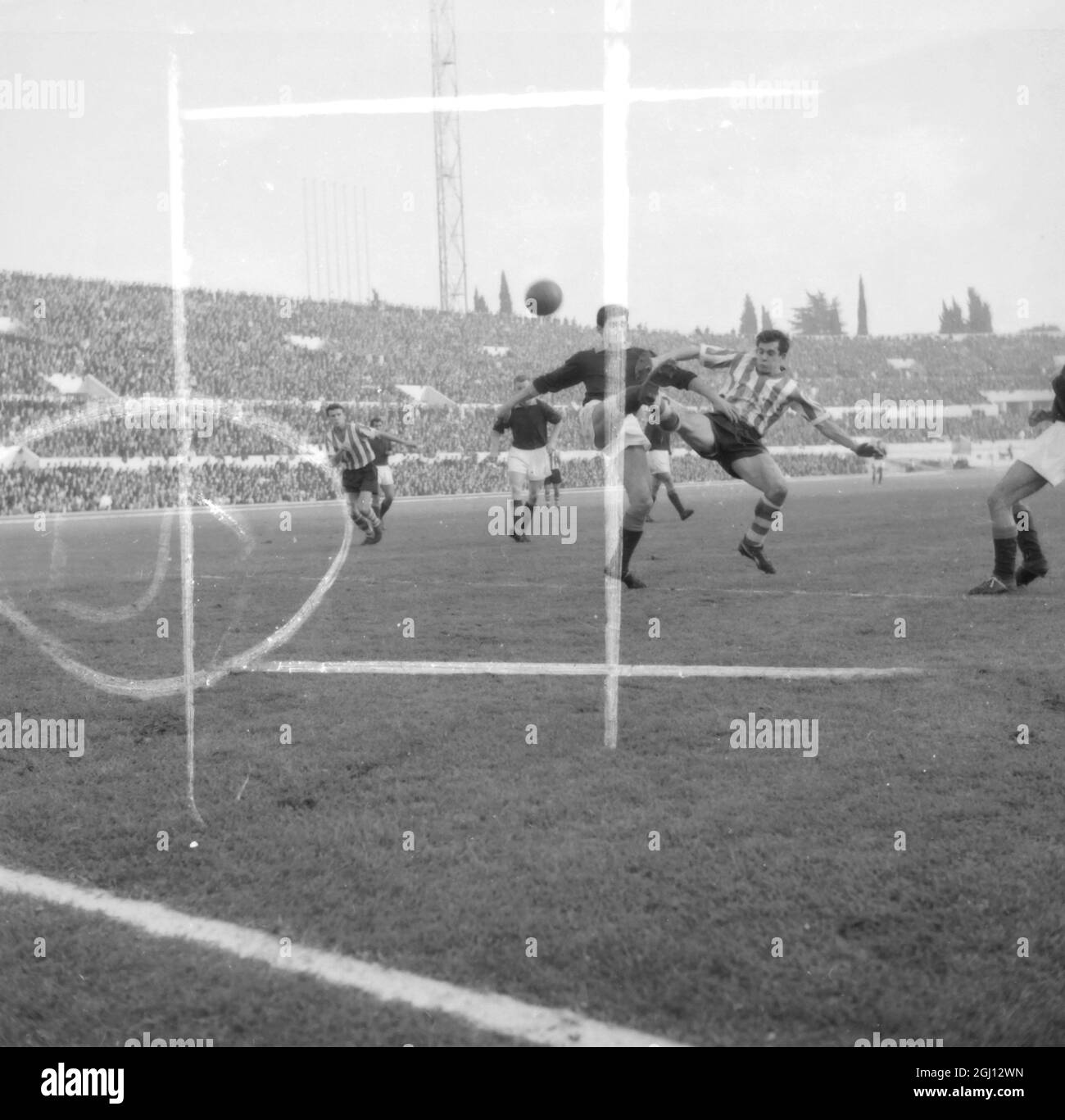 FUSSBALL INTER CITIES MESSEN CUP ROMAS FANTHAN & FONTANA IM DUELL 16. DEZEMBER 1961 Stockfoto