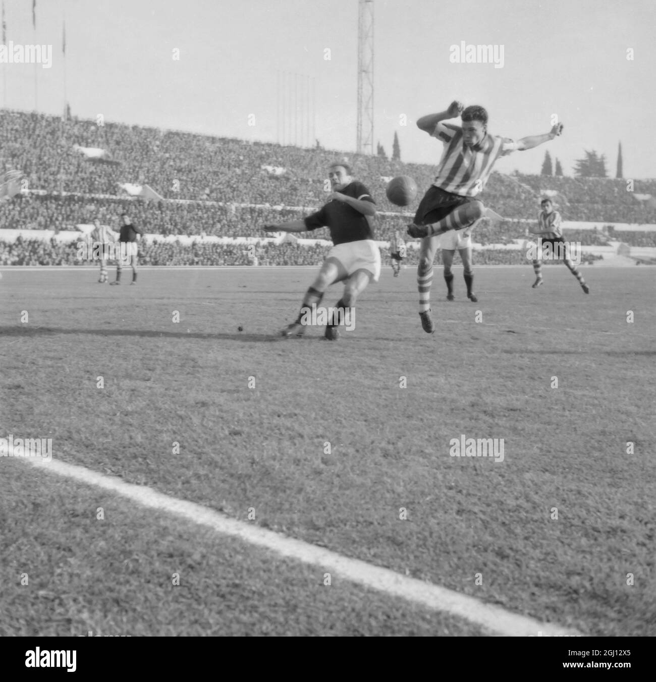 FUSSBALL INTER CITIES MESSEN CUP ROMAS YOUNG & LOSI GEHEN FÜR DEN BALL 16. DEZEMBER 1961 Stockfoto