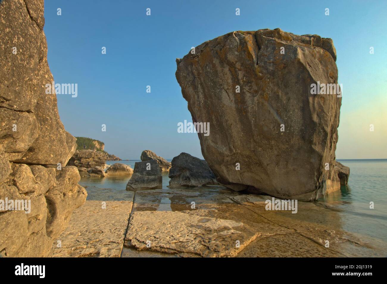 Kanada, Ontario, Bruce Peninsula National Park. Kalksteinfelsen entlang der Georgian Bay. Kredit als: Mike Grandmaison / Jaynes Gallery / DanitaDelimont. com Stockfoto