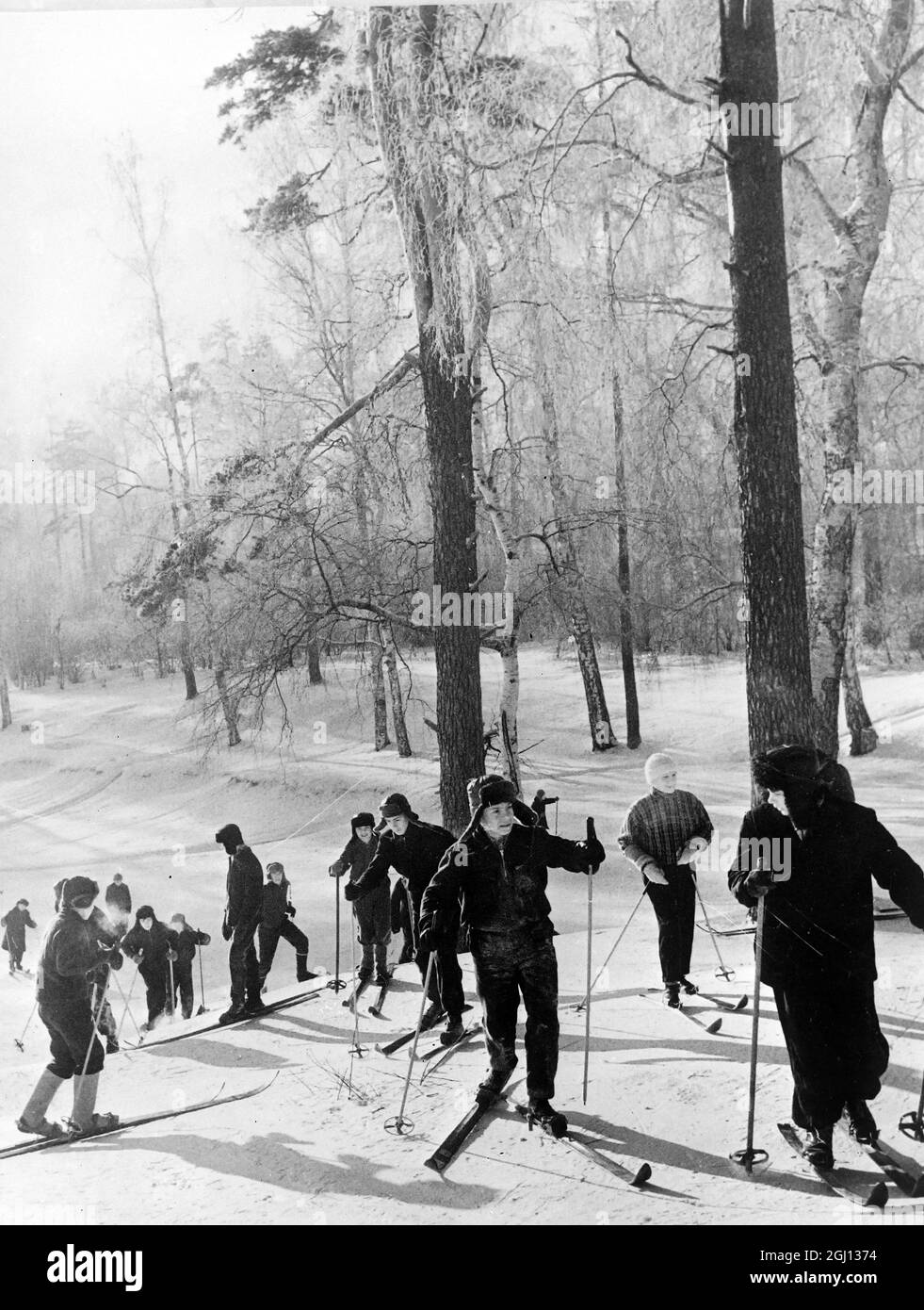 KINDER SKIFAHREN IN MOSKAU 18 JANUAR 1962 Stockfoto