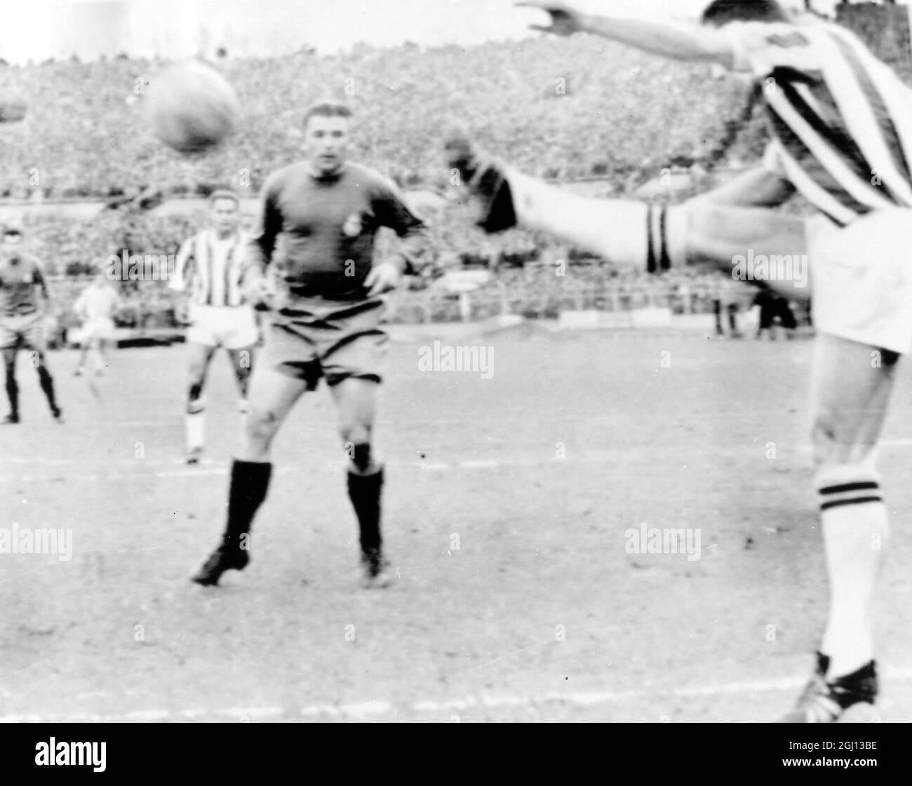 FUSSBALL-EUROPAMEISTERSCHAFT JUVENTUS V REAL MADRID CASTANO SCHIESST AM 14. FEBRUAR 1962 Stockfoto