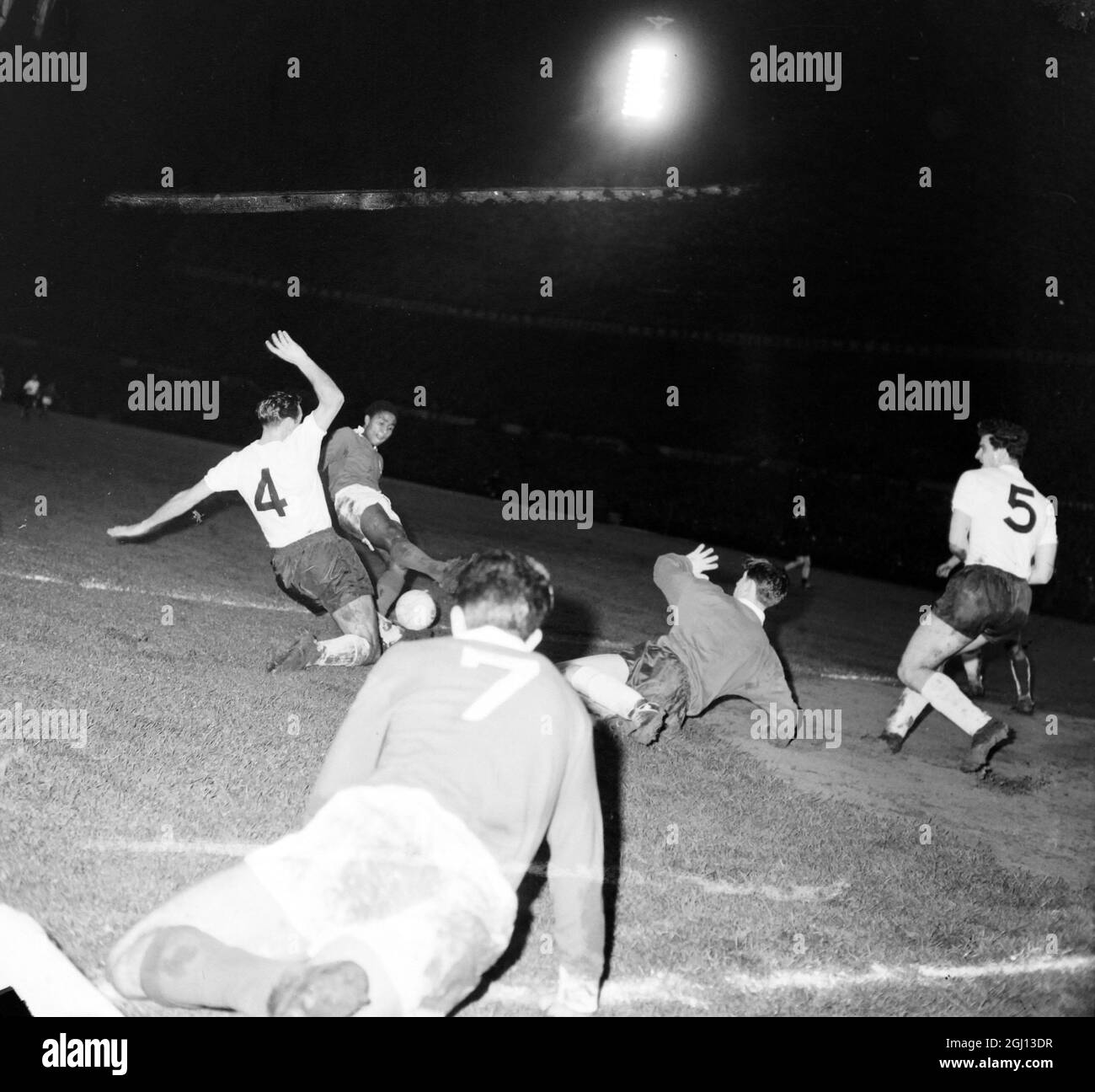 JOSE AUGUSTO IN AKTION - FUSSBALL-EUROPAMEISTERSCHAFT SPURS V BENFICA 22 MÄRZ 1962 Stockfoto