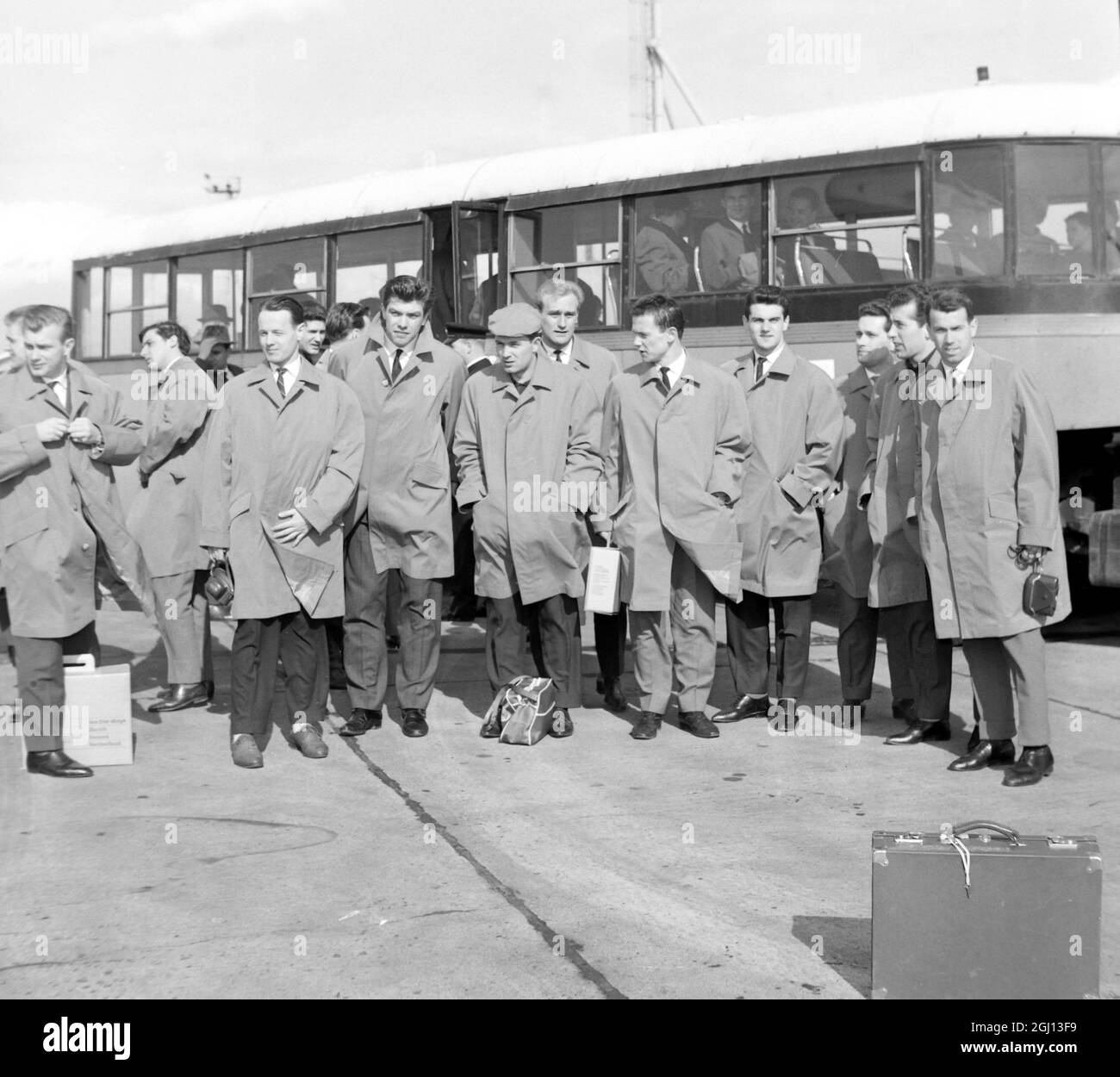 FUSSBALL ÖSTERREICHISCHE MANNSCHAFT AM FLUGHAFEN LONDON ANKOMMEN ; 1. APRIL 1962 Stockfoto