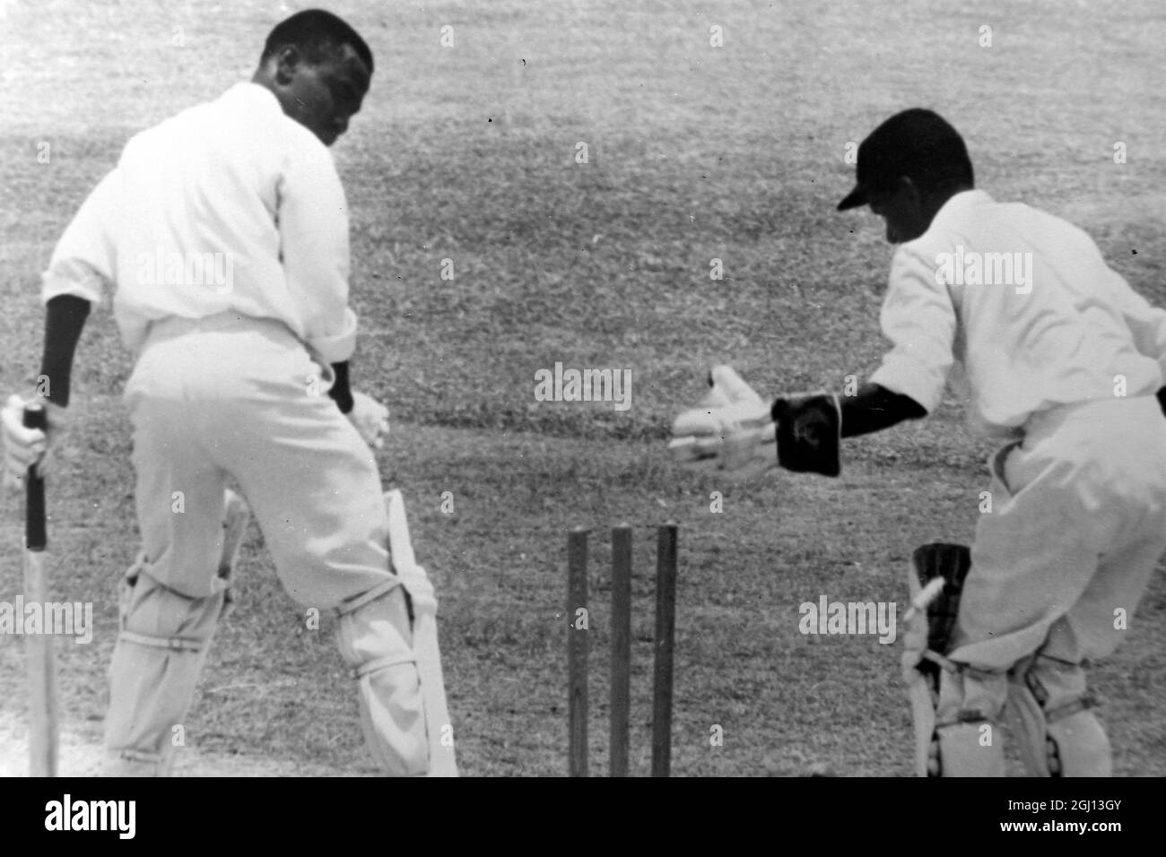 KUNDERAM UND HUNTE IN CRICKET-ACTION ; 7. APRIL 1962 Stockfoto