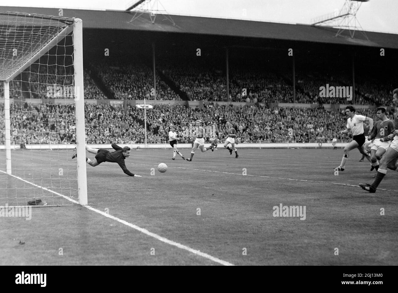 FOOTBALL W GERMANY V ENGLAND SCHOOLBOYS KOEDDERMANN DIVES TO SAVE ; 28. APRIL 1962 Stockfoto